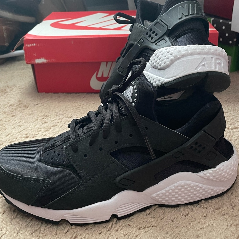 Womens Black Nike Hurache Size 9
